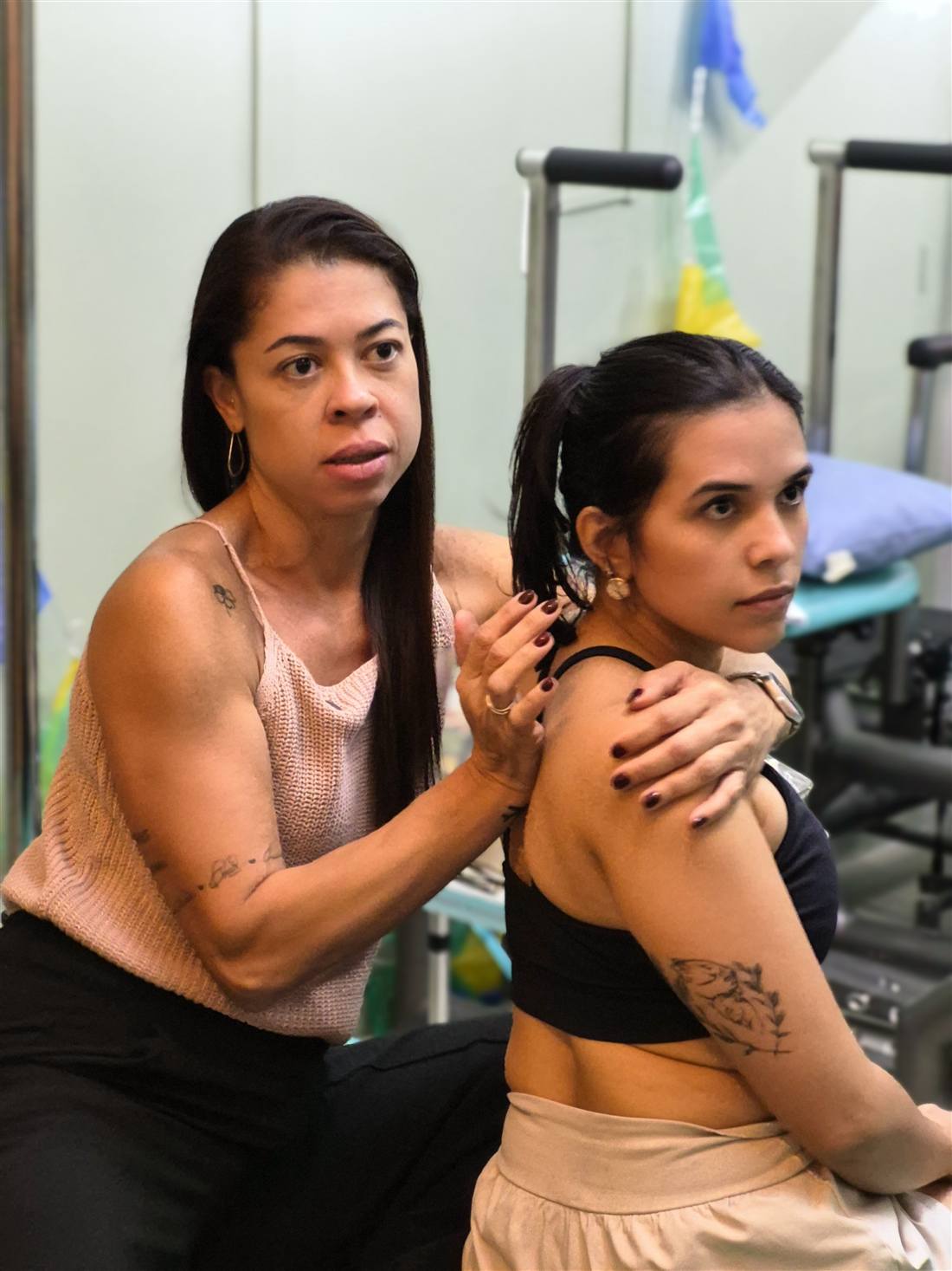 Dra. Luelma avaliando a mobilidade do ombro de uma paciente