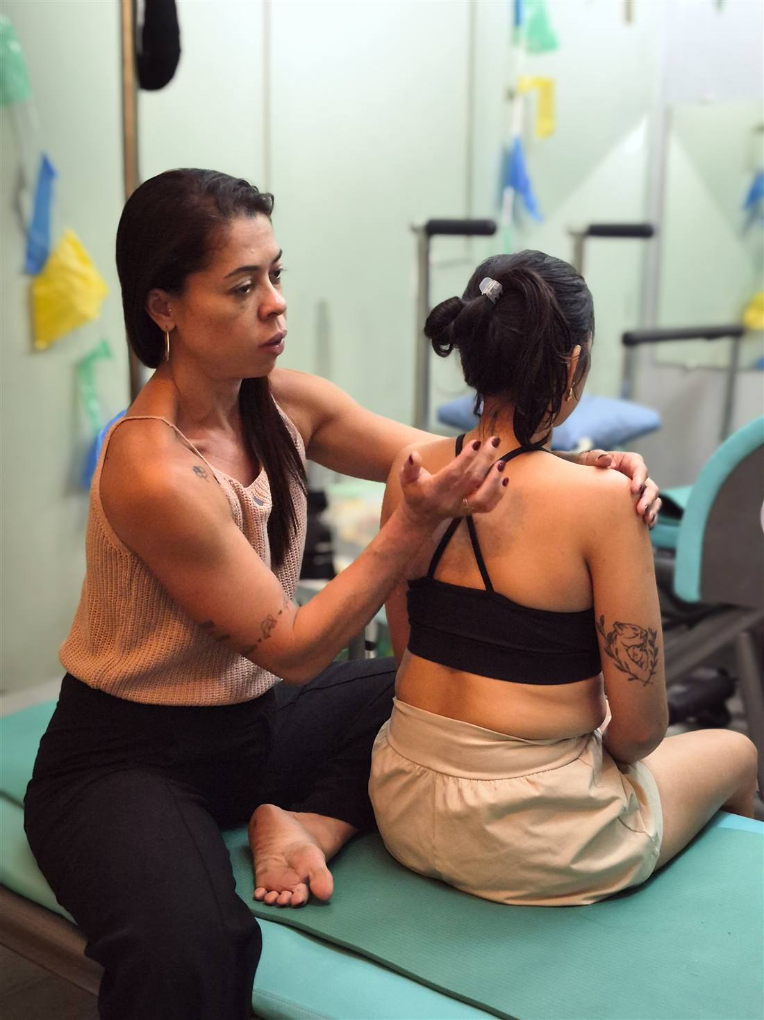 Dra. Luelma aplicando técnica de mobilização no ombro